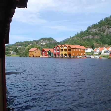Flott Feriehus Med Bat Pa Feda